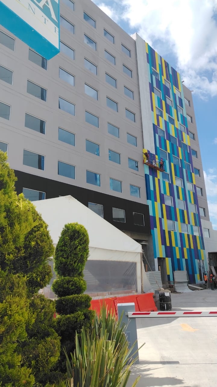 Trabajo en fachada de edificio
